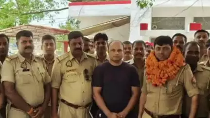 गोंडा: इटियाथोक थाना प्रभारी शेषमणि पांडेय को पुलिसकर्मियों ने दी भावभीनी विदाई