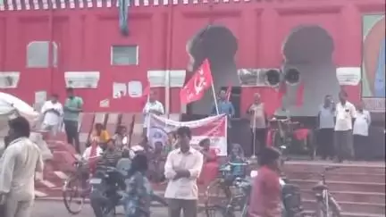 আউশগ্রাম ১: নদিয়ার কালীগঞ্জ উপনির্বাচনে ফলাফল প্রকাশিত হবার পর বোমার আঘাতে তামান্নার মৃত্যু নিয়ে গুসকরায় সরব CPI(M)