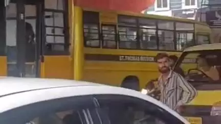 गोहरगंज: सतलापुर अंडर ब्रिज पर ढाई घंटे जाम, बस स्टैंड शिफ्ट करने की मांग, सड़क किनारे अतिक्रमण से लोग परेशान
