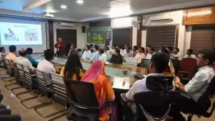 लोहरदगा: लोहरदगा समाहरणालय में अधिकारियों को मिला मेडिटेशन का प्रशिक्षण, उपायुक्त ने बताया मानसिक शांति का साधन