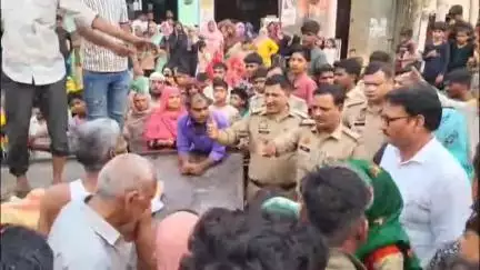 मुज़फ्फरनगर: पानी में बहकर आए तीन वर्षीय बालक का शव मिला, चार दिन से गोताखोर कर रहे थे तलाश, तालाब की झाड़ियों में फंसा था शव