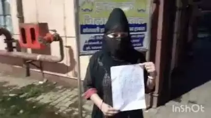 हाथरस: हाथरस गेट क्षेत्र के ओवरब्रिज पर दबंग युवक ने दंपति को चाकू दिखाकर पत्नी को थप्पड़ मारने की धमकी देकर फरार