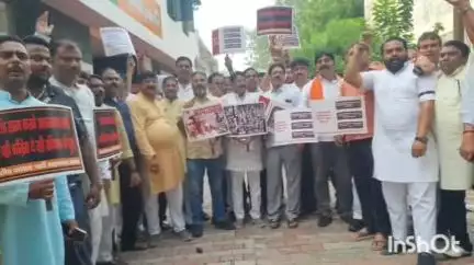 आगरा: कांग्रेस पार्टी द्वारा लगाए गए आपातकाल के विरोध में ब्रज क्षेत्र कार्यालय पर भाजपा कार्यकर्ताओं ने किया प्रदर्शन