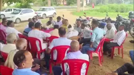 फुल्लीडूमर: मंत्री अशोक चौधरी के आगमन को लेकर फुल्लीडुमर माताथान दुर्गा मंदिर परिसर में जदयू कार्यकर्ताओं की बैठक