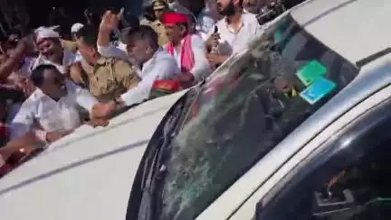 गोरखपुर: विरासत गलियारे का निरीक्षण करने पहुंचे सपा के माता प्रसाद पांडेय का बीजेपी कार्यकर्ताओं ने बुलडोजर पर बैठकर किया विरोध