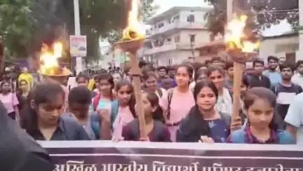 हज़ारीबाग: हजारीबाग में आपातकाल की 50वीं बरसी पर एबीवीपी का आक्रोश मार्च, निकाला गया मसाल जुलूस