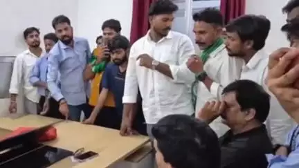 कांके: डॉ. श्यामा प्रसाद मुखर्जी विश्वविद्यालय के प्रशासनिक भवन में छात्र संगठनों ने की तालाबंदी