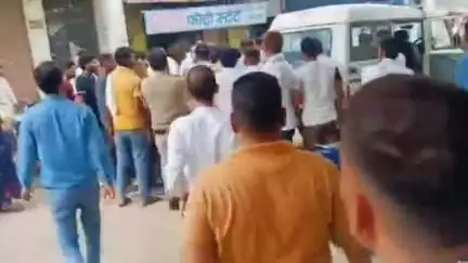 मुरैना नगर: जिला न्यायालय के बाहर बीच सड़क पर पति-पत्नी के बीच चले लात-घूंसे, वीडियो आया सामने