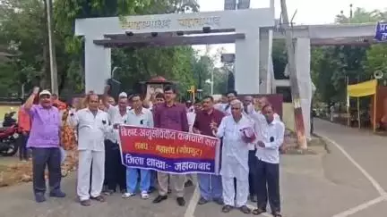 जहानाबाद: बिहार राज्य अनुसचिवीय कर्मचारी संघ ने समाहरणालय गेट पर किया प्रदर्शन, सरकार पर भेदभाव का आरोप लगाया