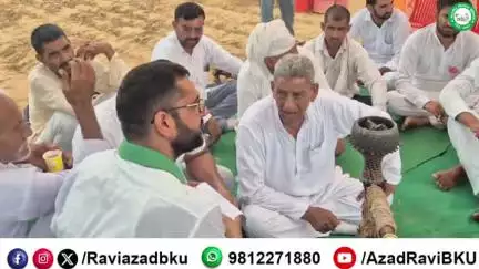 भिवानी के गांव डाडम में अवैध रूप से खेतों में गड्ढे खोदने और फसल बर्बाद करने वाले पावरग्रिड के अधिकारियों को तहसीलदार की मौजूदगी में किसानों के बीच बैठाकर सवाल जवाब शुरू किए।