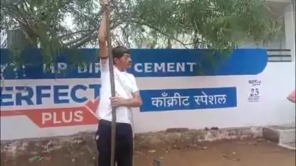 बरही: बरही नगर में संदीप कॉलोनी में एक घर में निकला 8 फीट लंबा ज़हरीला सांप,  सर्प मित्र ने किया रेस्क्यू