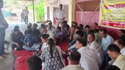राजपुर: राजपुर प्रखंड क्षेत्र में ग्रामीण आवास सहायक कर्मी अनिश्चितकालीन हड़ताल पर, कार्य बाधित