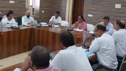 टोंक: कलेक्ट्रेट सभागार में जिला कलेक्टर कल्पना अग्रवाल ने अधिकारियों की बैठक ली
