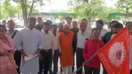 दमोह: भगवान चित्रगुप्त पर पं. प्रदीप मिश्रा की टिप्पणी का कायस्थ समाज ने किया विरोध, राज्यपाल को सौंपा ज्ञापन