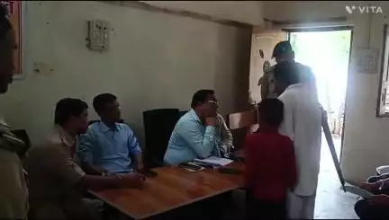 महिदपुर: ज़मीन विवाद की शिकायतों के लिए एसडीओपी ने महिदपुर थाना परिसर में लगाया शिविर