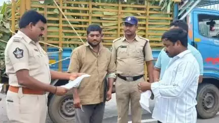 బాపట్లలో వాహనాలు తనిఖీ చేసిన సీఐ శ్రీనివాసరావు, మైనర్లకు వాహనాలు ఇస్తే చర్యలు తీసుకుంటామని తల్లిదండ్రులకు హెచ్చరిక