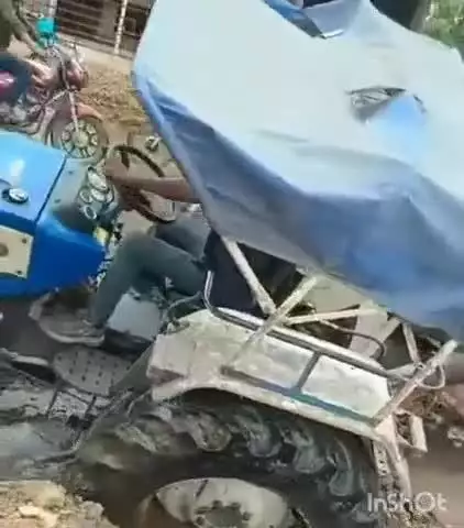 सरई: सरई थाना क्षेत्र के सरई बाजार में नाली में घुसा ट्रैक्टर, चालक बाल-बाल बचा