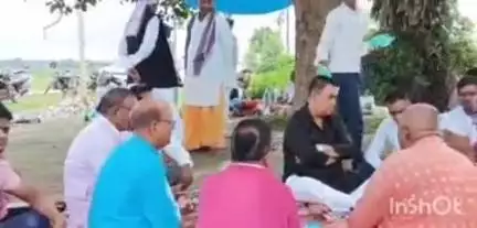 चतरा: ब्राह्मण समाज के प्रदेश अध्यक्ष सलगा गांव पहुंचे, पीड़ित परिवारों से मुलाकात कर हर संभव मदद का आश्वासन दिया