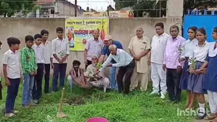 जमुई: प्रेमसुख दास मध्य विद्यालय, पुरानी बाजार में आपातकाल के 50 साल पर लगाए गए पीपल-नीम के 11 पौधे