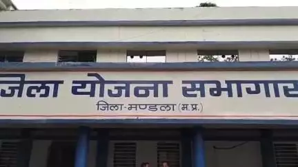 मंडला: जिले के ग्राम सनकुही निवासी रामप्यारी ने देवर शुभम कुलेश पर बैंक खाते से पैसे निकालने का आरोप लगाया