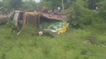 पिपरिया: पिपरिया जबलपुर मार्ग पर खाद से भरा ट्रक पलटा, किसान नेता ने अधिकारी की पंचनामा कार्यवाही पर जताया विरोध