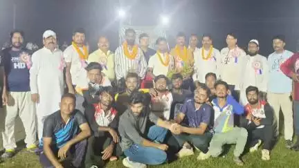 रातू: रातू प्रखंड के हुरहुरी में युवा स्टार नाइट क्रिकेट सर्किल 2025 का फाइनल मुकाबला