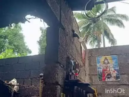 കുട്ടനാട്: വീശിയടിച്ച് ദുരിതക്കാറ്റ്, തലവടിയിൽ വീടുകളുടെ മേൽക്കൂര തകർന്നു, പ്രദേശത്ത് വൈദ്യുതി നിലച്ചു