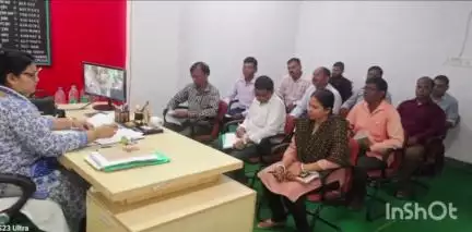रानीश्वर: रानीश्वर अंचल के कक्ष में सीओ ने अंचल कर्मियों के साथ की एक महत्वपूर्ण बैठक