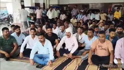 किच्छा: देवभूमि उत्तराखंड सफाई कर्मचारी संघ के बैनर तले सिरौली में हुई घटना को लेकर किया कार्य बहिष्कार
