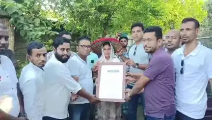 তেজপুৰ: NEET পৰীক্ষাত ৫৭২ নম্বৰ প্ৰাপ্তকৰি উত্তীৰ্ণ হোৱা এশ্মিতাৰা বেগমৰ ভৰাশিঙৰীৰ বাসগৃহত উপস্থিত আমছুৰ প্ৰতিনিধি