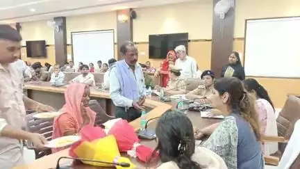 हंडिया: राज्य महिला आयोग का गुस्सा सातवें आसमान पर, हंडिया पुलिस कम कर रही है या नहीं, मौजूद अफसर से कहा- थाने फोन लगाओ
