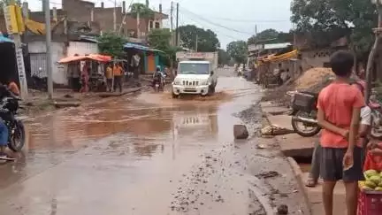 मझौली: ग्राम ढोल में बारिश से सीधी-मड़वास रोड पर जलभराव, लोगों को आवागमन में भारी परेशानी