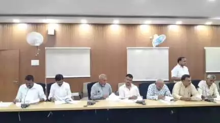 डुमरा: सीतामढ़ी डीएम ने पुनरीक्षण प्रक्रिया में सक्रिय भागीदारी के लिए राजनीतिक दलों के प्रतिनिधियों के साथ बैठक की