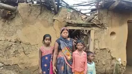 हंटरगंज: अकौना के भुईयां टोली में बारिश से दलित परिवार का घर ध्वस्त, परिवार ने जिला प्रशासन से लगाई मदद की गुहार