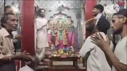बांधवगढ़: उमरिया: मां वैष्णो देवी जी की आरती पुजारी द्वारा विधि विधान से की गई, भक्त हुए शामिल