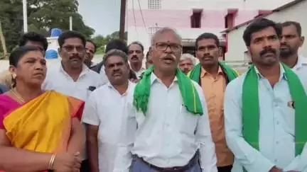 ஏற்காடு: நாகலூர் கிராமத்தில் செயல்பட்டு வந்த அரசு ஏகலைவா பள்ளியை வேறு இடத்திற்கு மாற்ற பெற்றோர்கள் எதிர்ப்பு தெரிவித்ததால் பரபரப்பு