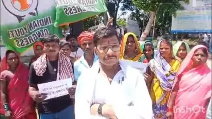 सुपौल: युवा कांग्रेस सुपौल ने आवास सहायकों के समर्थन में डीएम को ज्ञापन सौंपा, किया प्रदर्शन