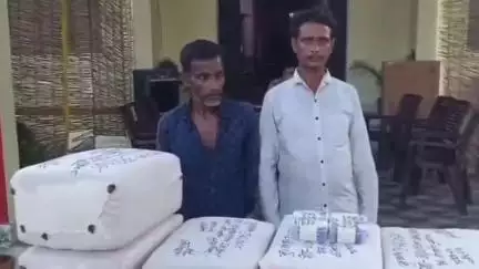 पडरौना: पडरौना को. पुलिस ने अंतर्राज्यीय गांजा तस्करी गिरोह का भंडाफोड़, ट्रक से 2 तस्करों को किया गिरफ्तार