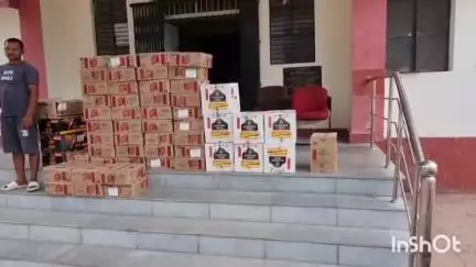 आरा: दौलतपुर ओवर ब्रिज से ट्रक में बने तहखाने से ₹7 लाख की शराब के साथ चालक को उत्पाद थाना पुलिस ने किया गिरफ्तार