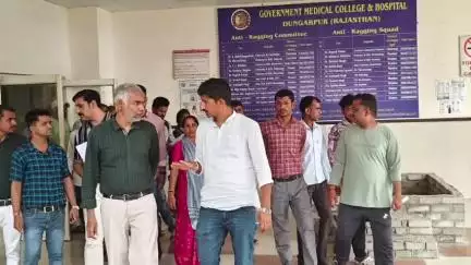 डूंगरपुर: जिला अस्पताल में नर्सिंग कर्मियों के धरने के आठवें दिन बुधवार दोपहर 3 बजे सांसद राजकुमार रोत मेडिकल अस्पताल पहुंचे