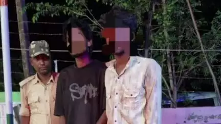कुटुंबा: रिसियप के दुधार गांव स्थित ईंट भट्ठे पर पुलिस ने शराब के खिलाफ छापेमारी, 12 लीटर महुआ शराब के साथ 2 धंधेबाज गिरफ्तार
