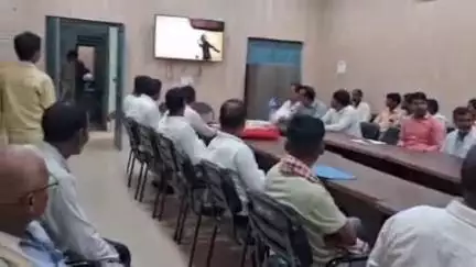 चंदौली: आपातकाल की 50वीं वर्षगांठ पर जनपद चंदौली में विभिन्न कार्यलयों पर सामूहिक हस्ताक्षर अभियान, लघु फिल्म भी देखी गई