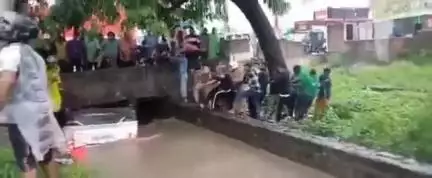 *उत्तराखंड-*

 हल्द्वानी में नहर में कार गिरने से एक ही परिवार के चार लोगों की दर्दनाक मौत हो गई

घटना में 3 दिन पहले पै