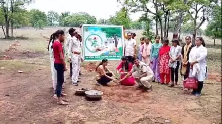 बक्स्वाहा: बाजना में "एक पेड़ मां के नाम" कार्यक्रम आयोजित, छात्रों ने लगाए पौधे
