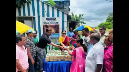 বসিরহাট ১: বসিরহাট পৌরসভার উদ্যোগে দীঘা জগন্নাথ ধামের মন্দিরের প্রসাদ বিতরণ বসিরহাট পৌরসভার বিভিন্ন মানুষের বাড়িতে