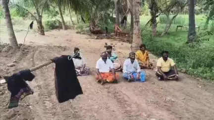 பாப்பிரெட்டிபட்டி: பி பள்ளிப்பட்டியில் நில மீட்பு தொடர்பாக வாயில் கருப்பு துணி கட்டி நூதன போராட்டம்