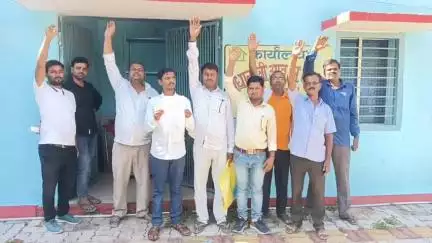 रानीगंज: खरसही पंचायत के वार्ड सदस्यों ने आवास कार्यालय के समीप आवास सहायक के खिलाफ किया प्रदर्शन