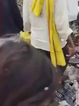 *मुफ्त की मिल जाये,फिर भले कोई मरता है तो मरता रहे- मुफ्तिये* 

ये वीडियो मध्य प्रदेश का है,जहां आम से लदा एक ट्रक पलट ग