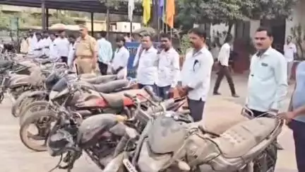 पंढरपूर: महाराष्ट्राच्या कानाकोपऱ्यातून बोलावून तालुका पोलिसांनी ६४ दुचाकी व चारचाकी वाहने मूळ मालकांना केली परत