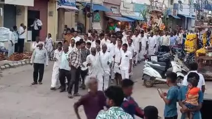 ಕಂಪ್ಲಿ: ಮಣ್ಣೆತ್ತಿನ ಅಮಾವಾಸ್ಯೆ ಪ್ರಯುಕ್ತ ನಗರದಲ್ಲಿ ಬೃಹತ್ ಮಣ್ಣಿನ ಬಸವಣ್ಣ ಮೆರವಣಿಗೆ